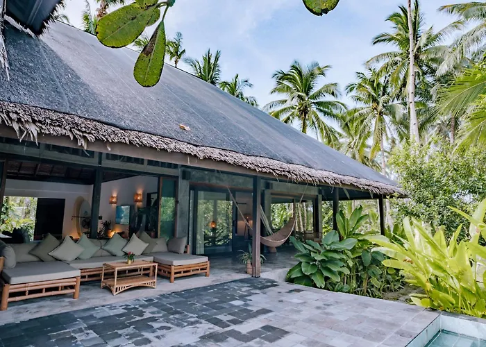 Big Rock Villa - Beachfront Villa With Pool & Direct Surf Access